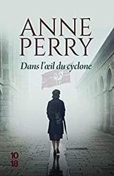 Dans l'oeil du cyclone / Anne Perry | Perry, Anne (1938-2023) - écrivaine anglaise. Auteur